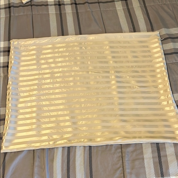 Blissy Silk Pillowcase - Picture 3 of 9